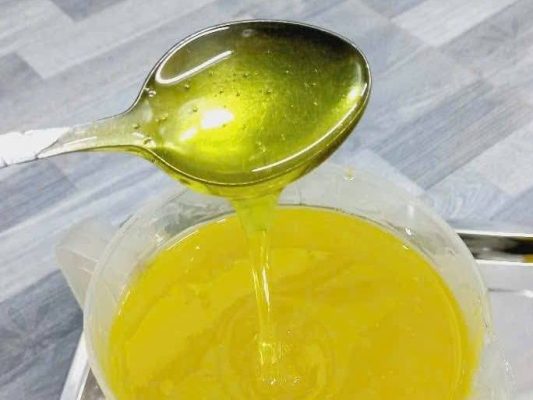 Mật ong hoa bạc hà có màu vàng chanh