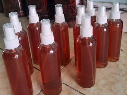 Rượu xoa bóp với thảo dược thiên niên kiện